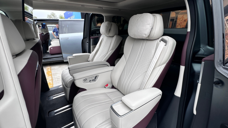 2026 Xpeng X9 Interieur mit 17,3